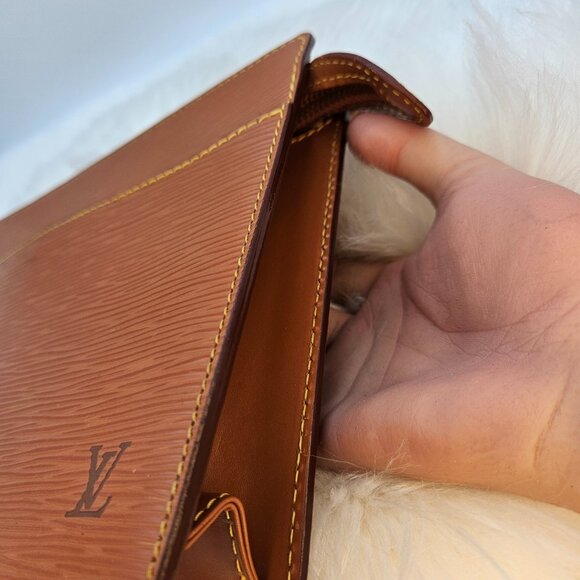 Louis Vuitton  Epi Pochette Clutch Bag - Picture 9 of 17
